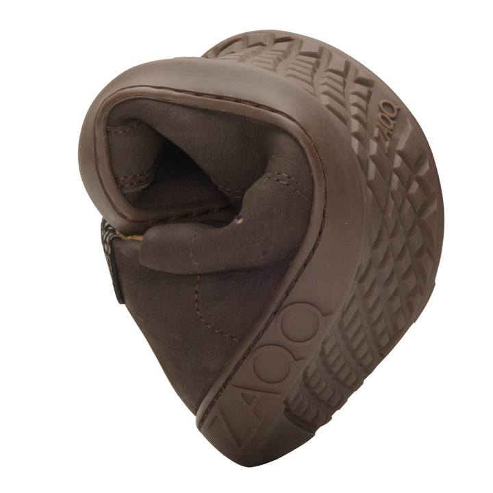 De QOMFY Wide Dark Brown van ZAQQ van luxueus suède presenteert zich in een compacte spiraalvorm om zijn uitstekende flexibiliteit te benadrukken. Zijn gestructureerde zool draagt duidelijk de merknaam ZAQQ en combineert moeiteloos stijl met comfort.