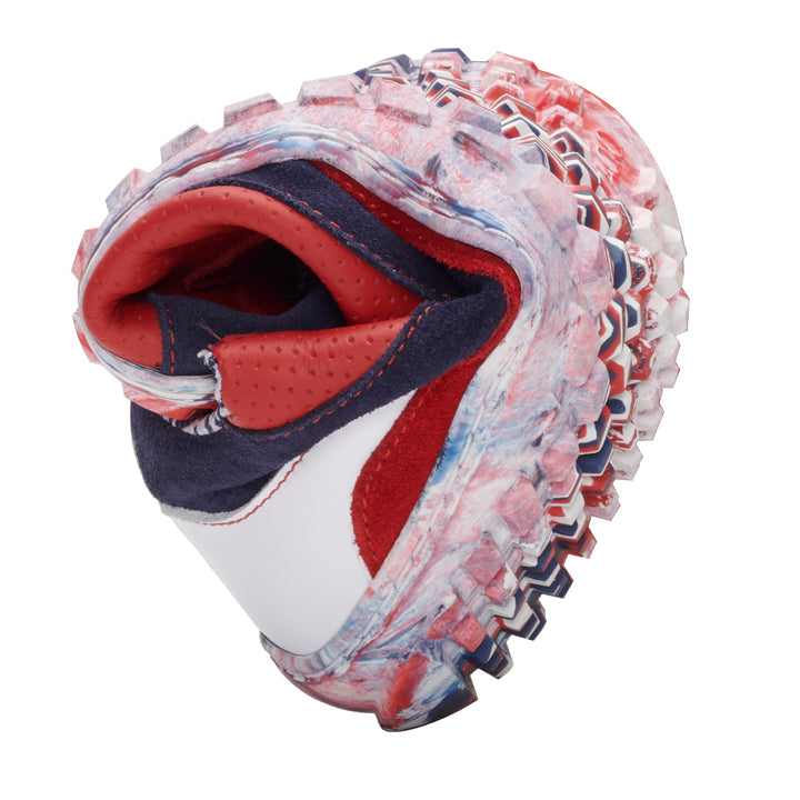 ZAQQ's SLEEQ Red kenmerkt zich door een dikke, meerkleurige zool in tinten blauw, rood en wit. Het opvallende patroonontwerp wekt de indruk van rollen of buigen, wat zorgt voor een kunstzinnig en dynamisch uiterlijk in nappaleer.