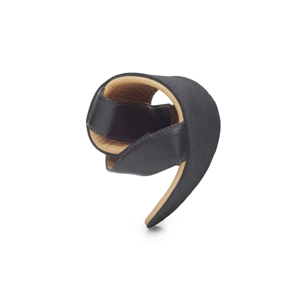 De SLIQ Dark Brown van ZAQQ is een schoen zonder hak met gracieus gebogen ontwerp en open voetboog, met een luxueuze nappalederen bovenkant en lichtbruine voering. Tegen een witte achtergrond combineert hij elegantie met het barefoot-gevoel van een barefoot-sandaal.