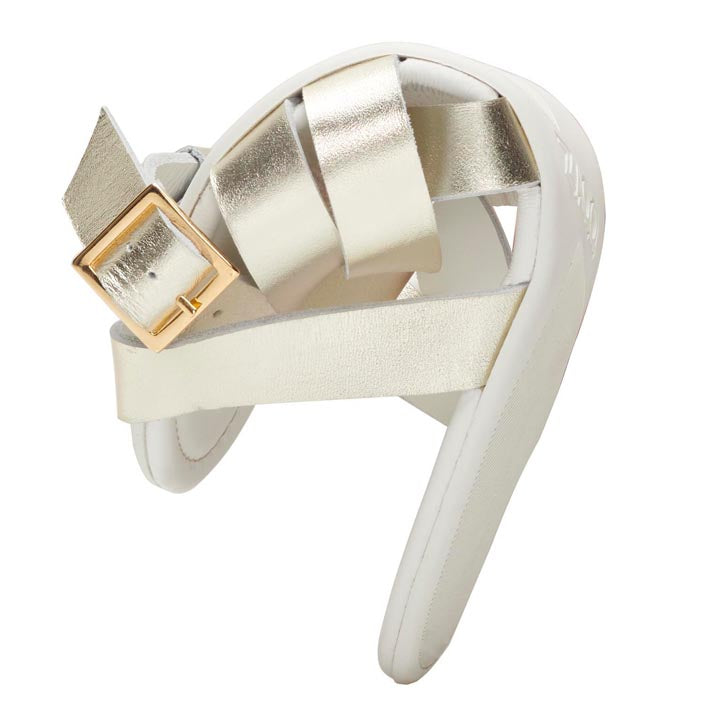 Wir präsentieren die MONIQ Champagne von ZAQQ: eine atemberaubende Riemchensandale aus Glattleder in Weiß und Metallic-Gold, akzentuiert mit einer glänzenden Goldschnalle. Dieses Seitenansicht-Design ist perfekt für Sommeroutfits, zeigt eine erhöhte Sohle und strahlt ein stilvolles, modernes Flair aus.