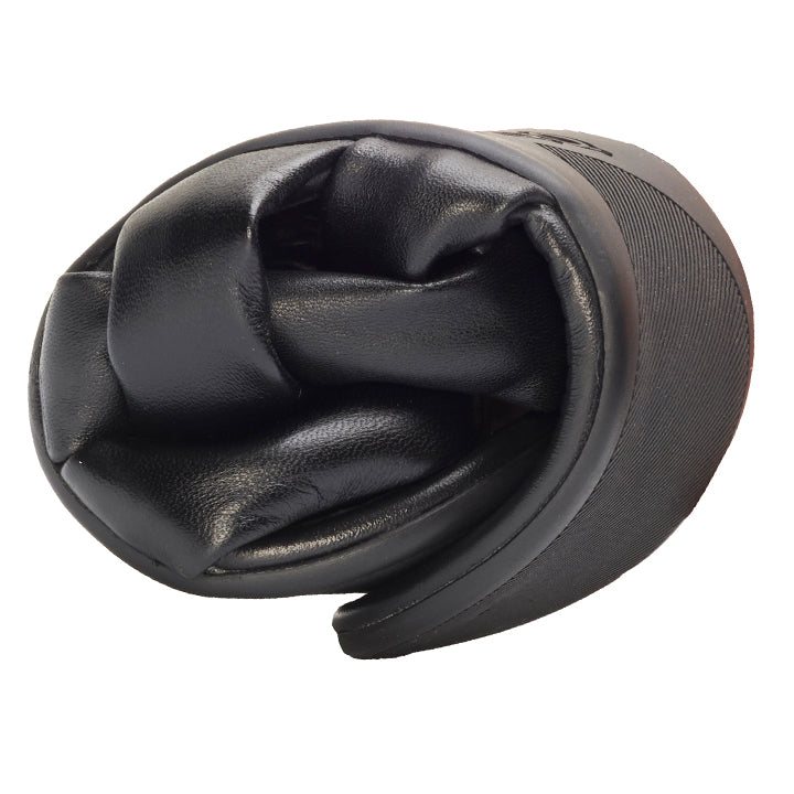 Der gerollte Lederboxhandschuh ZAQQ ALAQ Black besticht durch seine glatte Nappaledertextur und kompakte Form. Die eingesteckten Finger unterstreichen ein schlankes, langlebiges Design, ideal für alle, die bei ihrer Ausrüstung Flexibilität und Stil suchen.