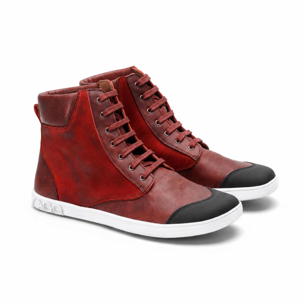 Wij presenteren de CHICAQO Red van ZAQQ: Deze stijlvolle high-top sneakers hebben een krachtig rood ontwerp met zwarte teenkappen en witte zolen. De vetersluiting aan de voorkant vult het robuuste, gestructureerde uiterlijk van nappa- en suèdeleer aan. Voor extra comfort zijn ze uitgerust met een flexibele zool.