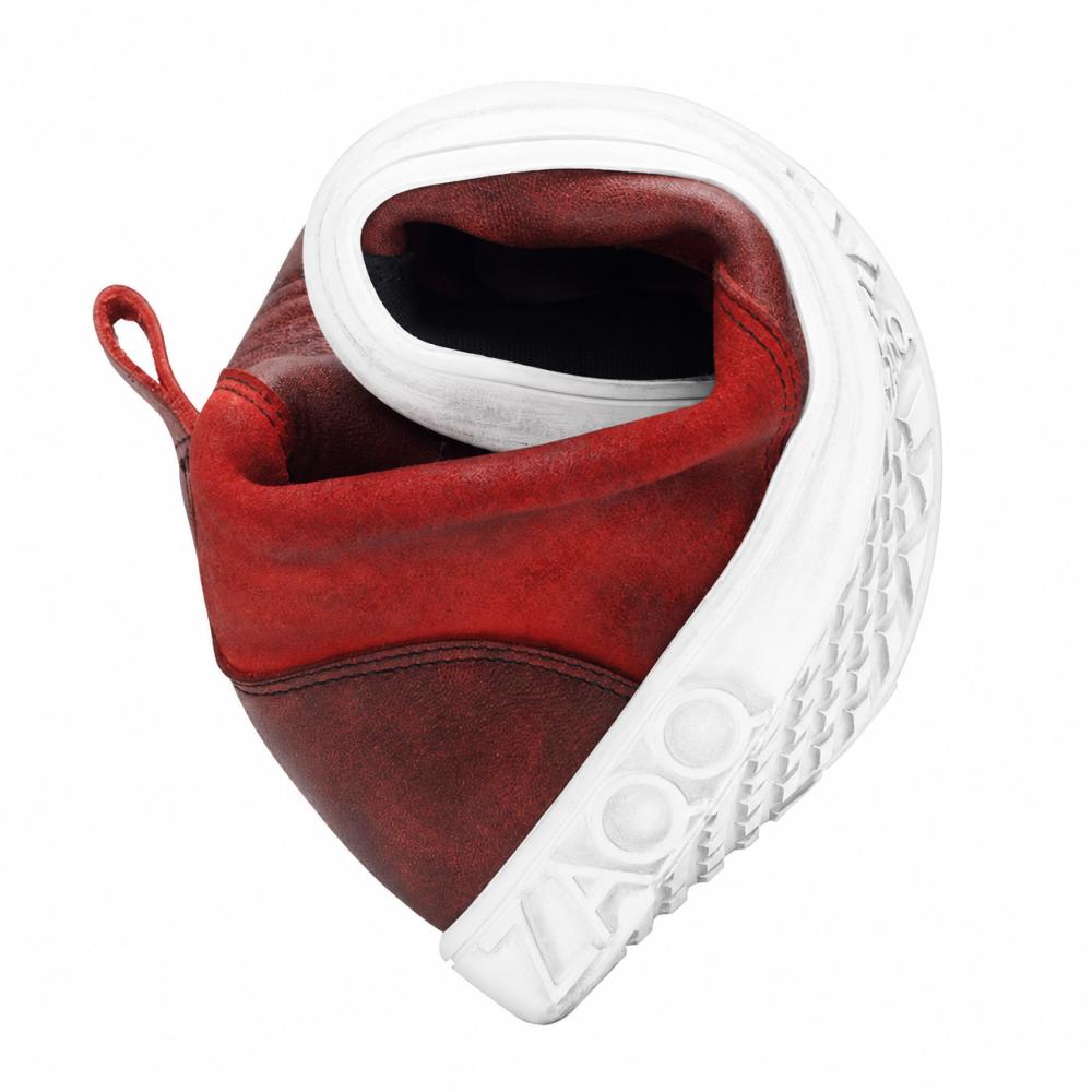 Wij presenteren de CHICAQO Red van ZAQQ: een high-top sneaker van nappa- en suèdeleer met een witte zool waarop het woord LAAOS duidelijk te zien is. Het ontwerp belooft duurzaamheid en biedt tegelijkertijd de flexibiliteit en sterkte van een barefoot schoen.