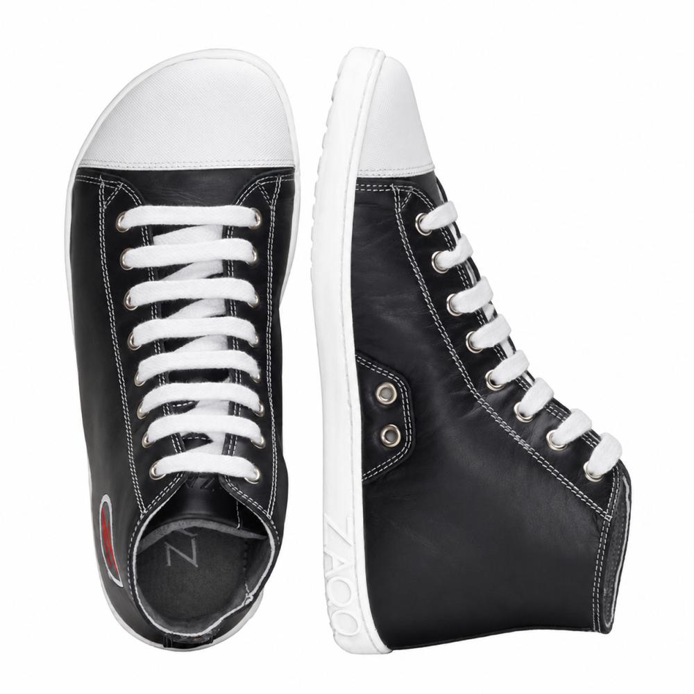Een paar stijlvolle zwarte high-top sneakers van ZAQQ CHUQQS met een witte rubberen zool en veters. De linkerschoen staat rechtop, terwijl de rechterschoen op zijn zij ligt en een chic logo bij de hiel toont.