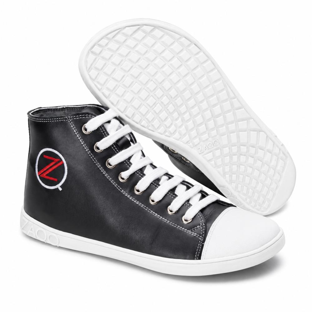 De CHUQQS Black High-Top Sneakers van ZAQQ hebben witte zolen en veters, versterkt door een witte neuskappen. Aan de zijkant is een logo te zien met een rode Z in een witte cirkel. De rubberen zool is ontworpen met een rasterpatroon voor verbeterde grip en duurzaamheid.