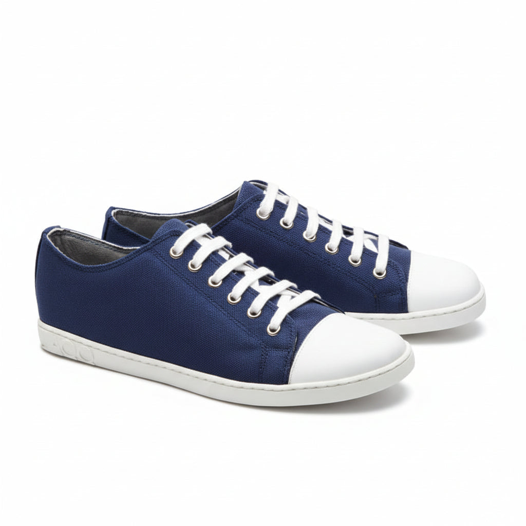 dunkelblaue Retro Sneaker Barfußschuhe aus Textil mit weißen Schnürsenkeln und weißer Zehenkappe
