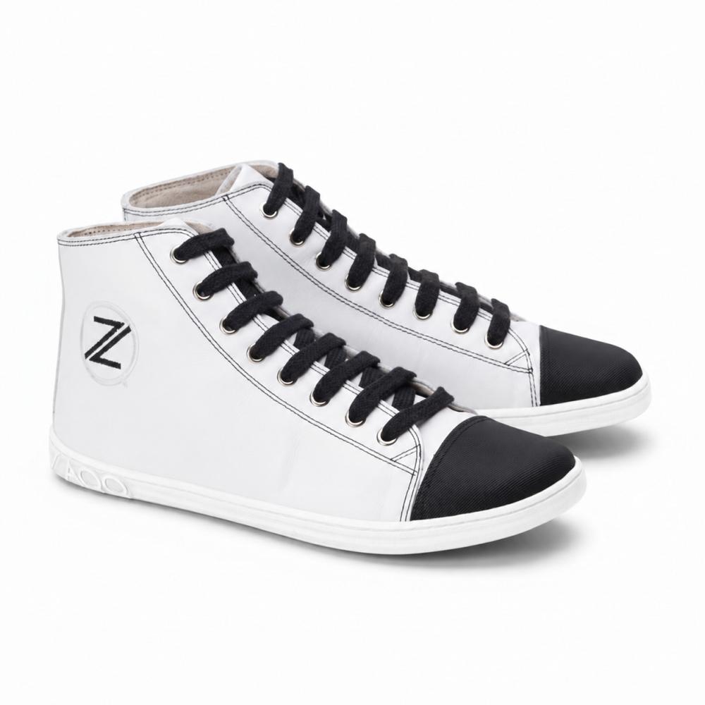 witte High Top Sneaker van glad leer met zwarte veters als barefoot schoenen met een volledig platte zool