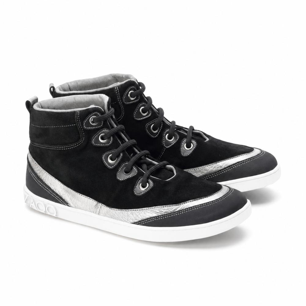 De high-top sneakers CINQO Black van ZAQQ hebben metallic-zilveren accenten en witte zolen. Deze stijlvolle schoenen met zwarte veters en oogjes hebben een gestructureerd patroon op de tussenzool nabij de hiel. Het casual design vult hun sportieve look perfect aan.