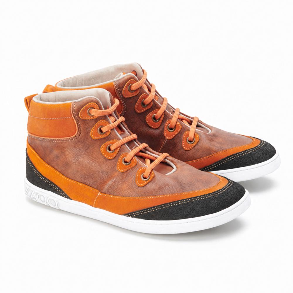 Deze ZAQQ CINQO Orange High-Top-sneakers vallen op door oranje en bruin leer met feloranje veters, aangevuld met stralend witte zolen. De decoratieve zwarte patches accentueren de teenkappen en hielen, waardoor ze een stijlvolle must-have zijn.
