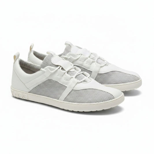 Ein Paar MCQARTER White-Sneaker von ZAQQ verfügt über atmungsaktives Meshgewebe und Schnürsenkel auf einem sauberen weißen Hintergrund, ergänzt durch eine graue Sohle mit eingeprägtem Markennamen in der Nähe der Ferse. Diese Schuhe zeichnen sich durch ein minimalistisches und sportliches Design aus.