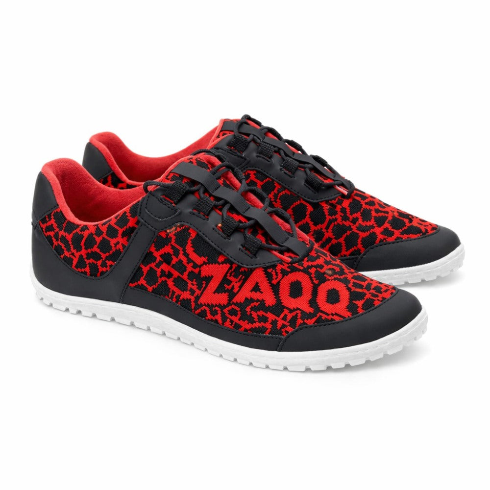 Wir präsentieren den QASEY Red von ZAQQ: Diese lässigen Sneaker bestechen durch ein rot-schwarzes Mesh-Obermaterial mit schwarzen Schnürsenkeln, ergänzt durch eine flexible Gummisohle. Das Design wird durch weiße Sohlen und ein rotes Innenfutter abgerundet, während der Markenname ZAQQ prominent an der Seite angebracht ist.