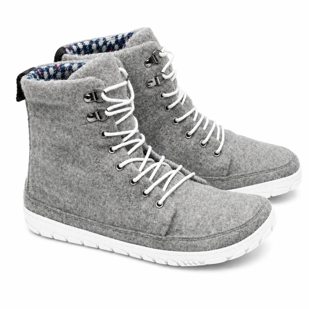 Wij presenteren de QICE Grey van ZAQQ: een stijlvol paar hoge vilt-sneakers in grijs met witte veters en robuuste witte rubberen zolen. Deze sneakers hebben een outdoorschoen voor betere grip, compleet met metalen oogjes en een gestructureerd patroon op de buitenzool, wat ze ideaal maakt voor elk avontuur.