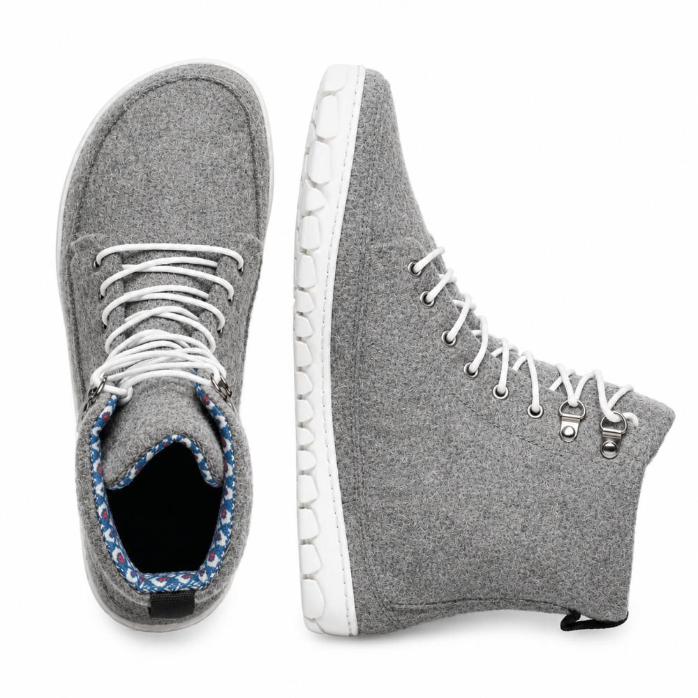 Wij presenteren de QICE Grey van ZAQQ: Deze sneakers hebben een high-top ontwerp in grijs met witte veters en bieden zowel van boven als van de zijkant een goed zicht. Hun opvallende kenmerk is een uniek gestructureerde outdoorschoen, die zorgt voor meer stijl en comfort. Ze zijn gemaakt van materialen vergelijkbaar met merinowol en bieden een opvallende mix van comfort en mode.
