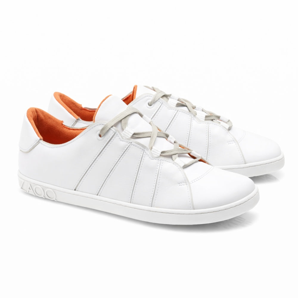 Wir präsentieren den QQQ Low White von ZAQQ, ein Paar weiße Sneaker, die sorgfältig aus hochwertigem Nappaleder gefertigt wurden. Sie verfügen über graue Schnürsenkel und ein orangefarbenes Innenfutter. Die Sneaker zeichnen sich durch ein elegantes Design mit dezenten Nähten aus und haben das ZAQQ-Logo auf der Seite der Sohle eingeprägt, was sowohl Stil als auch Funktionalität gewährleistet und gleichzeitig eine atemberaubende Seiten- und Vorderansicht bietet.