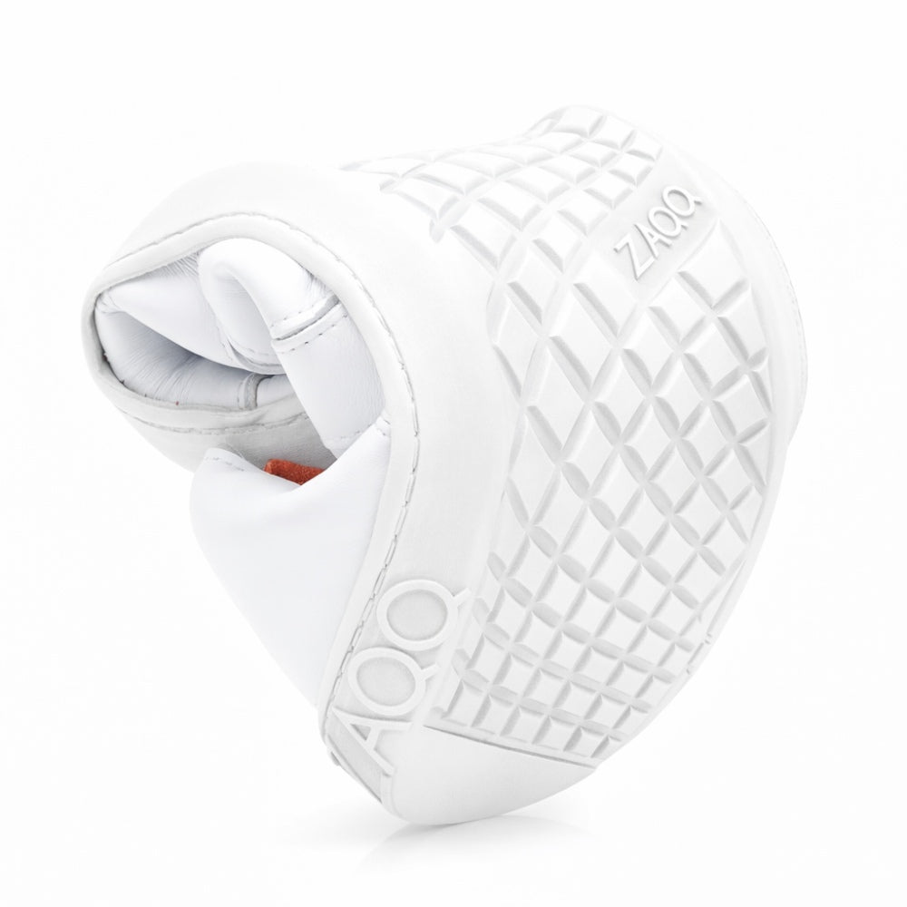 Der QQQ Low White, ein flexibler Barfußschuh von ZAQQ, ist in der Mitte gebogen, um seine Biegsamkeit hervorzuheben. Seine atmungsaktive Sohle weist eine Rautenstruktur auf und der Markenname ZAQQ ist sowohl an der Seite als auch an der Unterseite sichtbar. Dieses Bild betont die bemerkenswerte Flexibilität des Schuhs, der aus Premium-Nappaleder gefertigt ist.