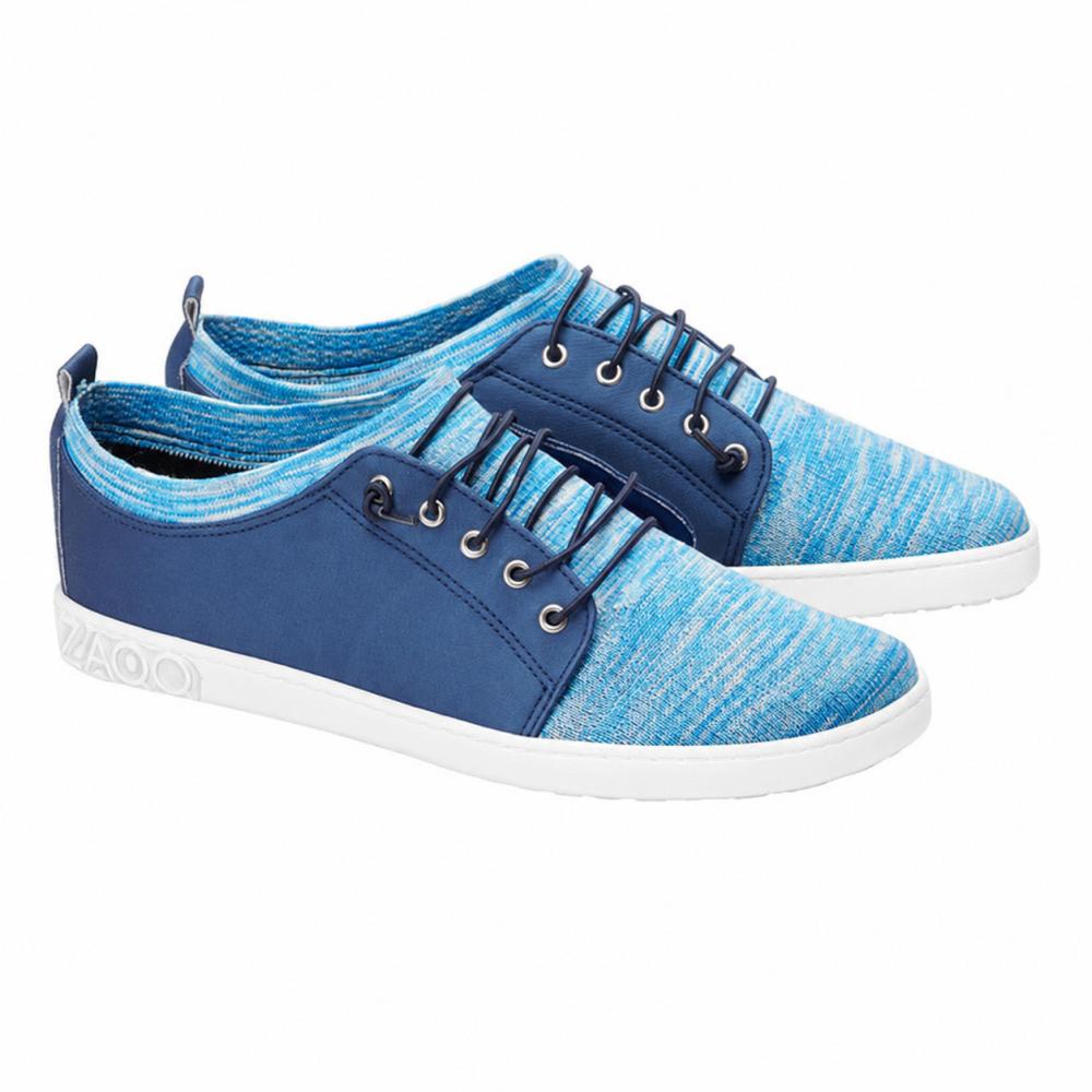 De QRIS Blue Sneaker van ZAQQ zijn gemaakt van gestructureerde stof en donkerblauwe inzetten om de hele dag ademend vermogen te garanderen. Deze stijlvolle barefoot schoenen hebben witte zolen met een uniek ontwerp en donkerblauwe veters die door metalen oogjes zijn geregen, wat ze ideaal maakt voor elke casual uitstap.