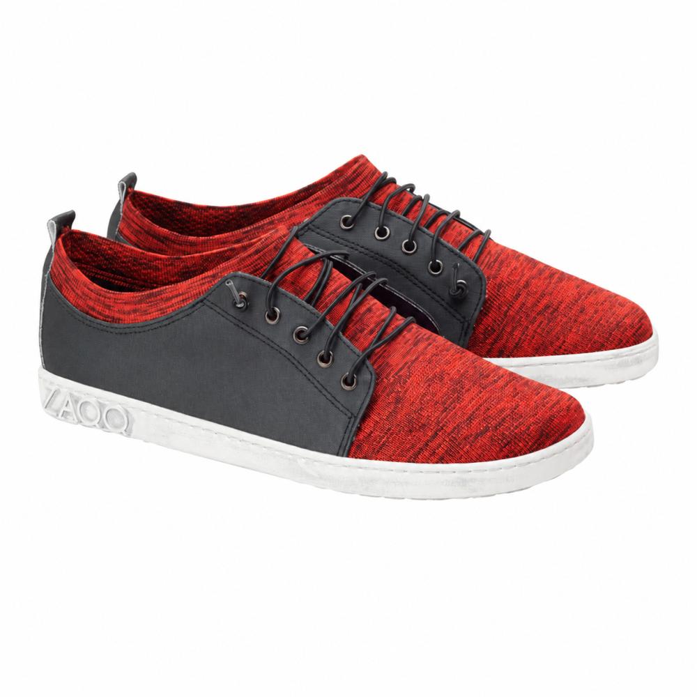 Wij presenteren de QRIS Red van ZAQQ, een paar casual rood-zwarte sneakers met opvallende witte zolen. Deze schoenen kenmerken zich door felrood structuurweefsel, stijlvolle zwarte veters en praktische witte luslussen aan de achterkant. Het opvallende woord YAGO is zijdelings op de zolen gegraveerd en geeft ze een unieke uitstraling.