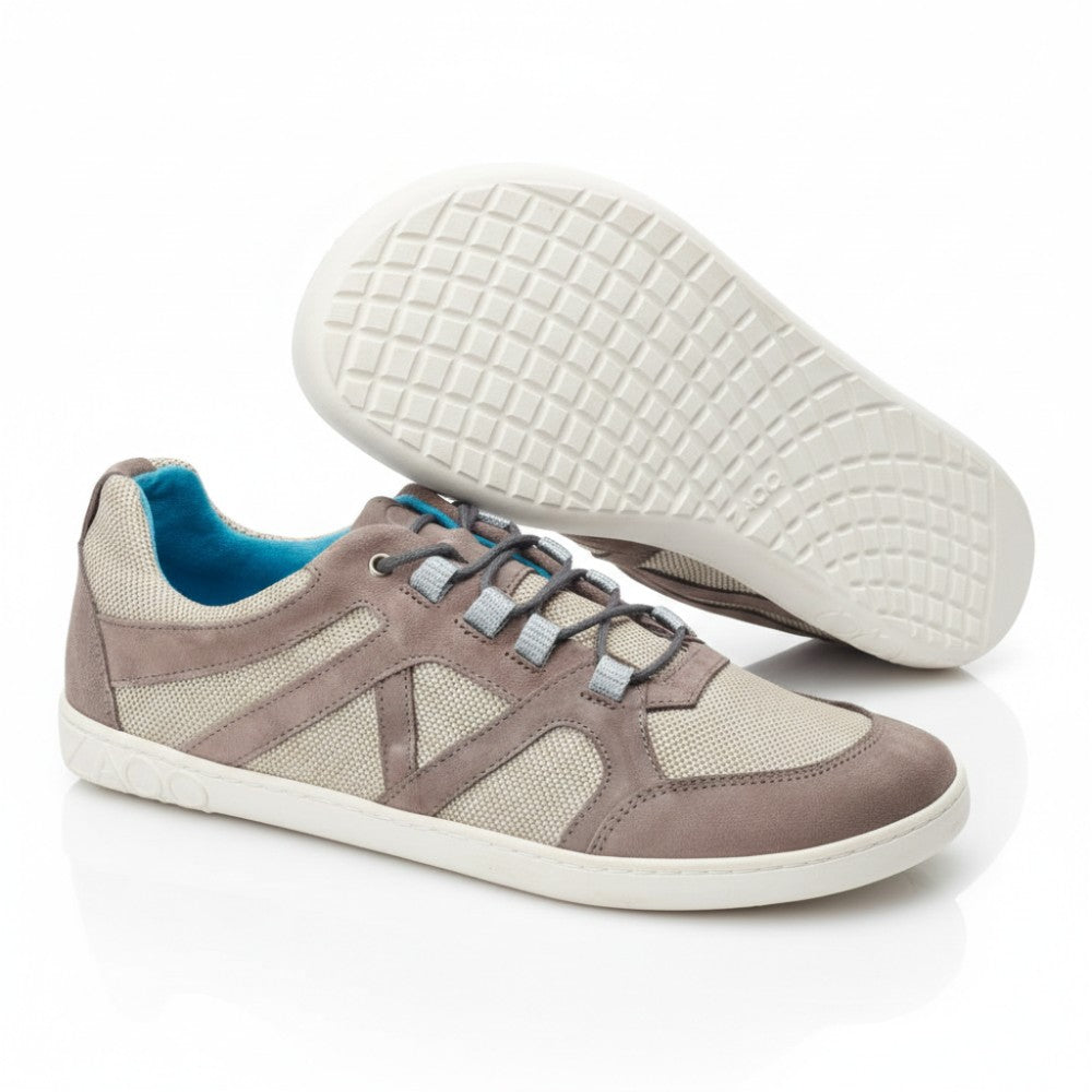 Wir präsentieren den QUSQO Taupe, ein Paar lässige Sneaker von ZAQQ. Diese Schuhe sind in Beige- und Brauntönen gehalten und haben eine strukturierte Sohle und ein Schnürdesign. Das atmungsaktive Innenfutter ist aus blauem Netzgewebe gefertigt. Der Markenname ZAQQ ist deutlich auf der Sohle zu sehen und bietet außergewöhnliche Bewegungsfreiheit, wenn ein Schuh aufrecht steht und der andere auf der Seite liegt.