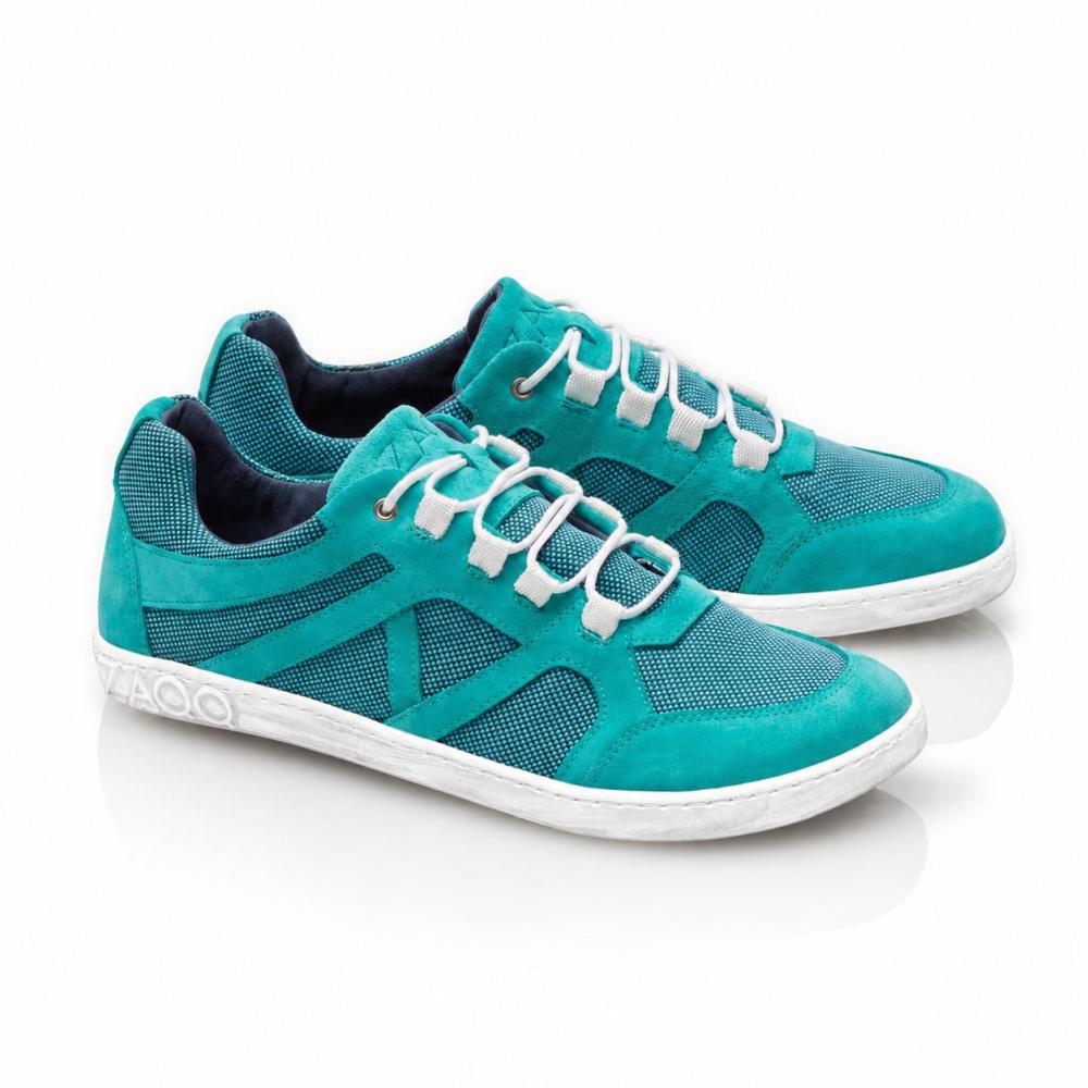 Wij presenteren de QUSQO Turquoise van ZAQQ: Deze turquoise sneakers met witte veters en grijze zolen bieden een mesh- en suède-achtige textuur. Met hun moderne design en grafische patronen aan de zijkanten op een witte achtergrond zorgen ze voor een 'ademende' ervaring en ultiem comfort.