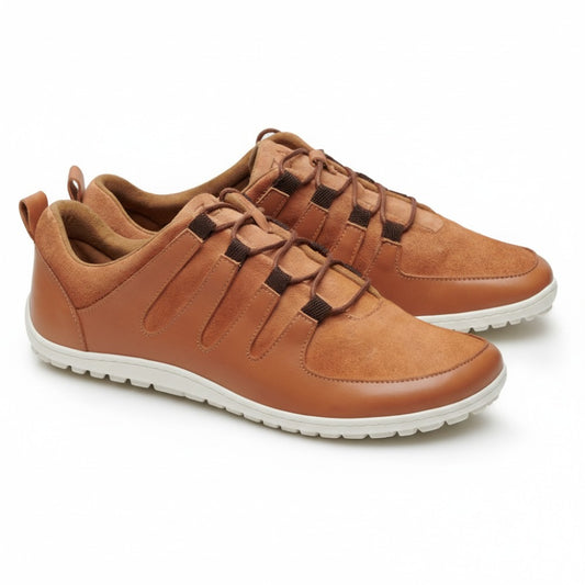 Der SHOQQ-Cognac von ZAQQ ist ein brauner Freizeitschuh aus Leder mit Schnürung und weißer Gummisohle, die außergewöhnlichen Tragekomfort bietet. Diese Schuhe zeichnen sich durch eine glatte Oberfläche mit Nähten und Laschen auf der Rückseite aus, die nebeneinander auf weißem Hintergrund angeordnet sind.