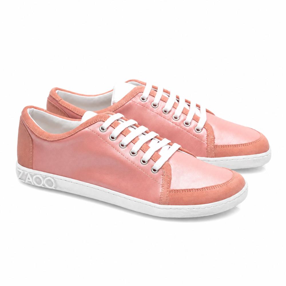 De TIQQ Rosa Sneaker van ZAQQ zijn gemaakt van hoogwaardig roze nappaleer, aangevuld met witte veters en zolen. Deze schoenen kenmerken zich door een eenvoudig, casual design, waarbij de merknaam ZAQQ elegant aan de achterkant van de zool is aangebracht. Ze worden gepresenteerd tegen een stralend witte achtergrond.