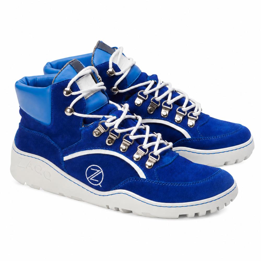Ein Paar wasserdichte High-Top-Sneaker ZAQQ TREQ Blue mit weißen Schnürsenkeln und Metallösen. Sie sind mit einer einzigartigen Zickzack-Naht und einem stilisierten ZL-Logo an der Seite versehen und aus hochwertigem Veloursleder gefertigt. Die Schuhe haben weiße Sohlen mit blauen Akzenten.