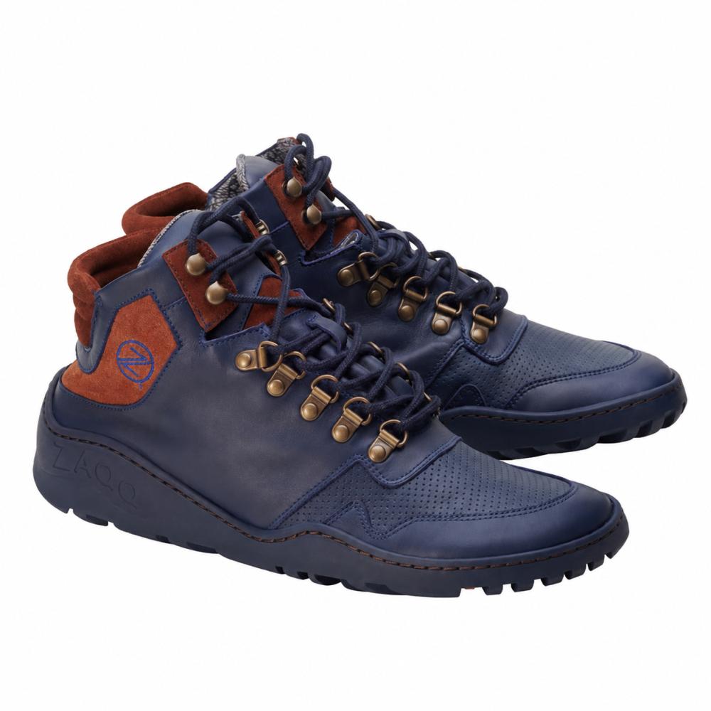 Wij presenteren de waterdichte VAQATION Cognac-sneakers van ZAQQ, stijlvolle high-top ontwerpen in marineblauw en bruin met robuuste TERRA-zool en metalen oogjes. Deze barefoot schoenen onderscheiden zich door leren accenten en contrasterende texturen en bieden een moderne, sportieve look die ideaal is voor buitenavonturen.