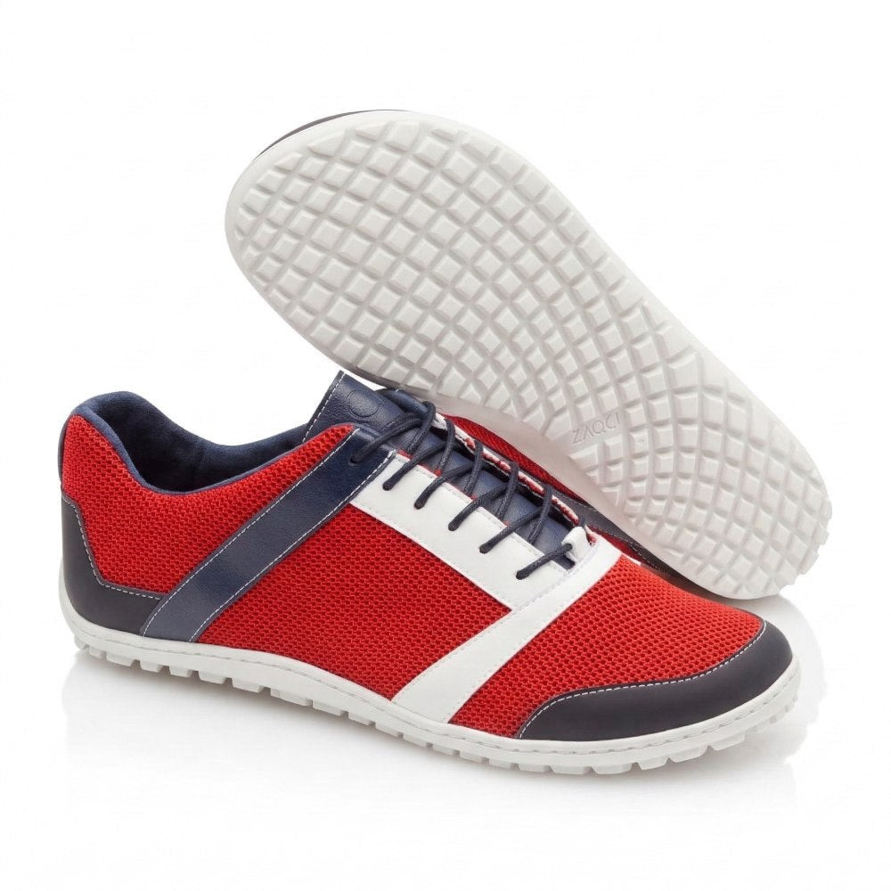 Ein Paar ZARQA Red Running-Sneaker von ZAQQ in Rot und Marineblau mit stilvollen weißen Akzenten. Ein Schuh steht aufrecht und betont sein Mesh- und Lederdesign, während der andere angewinkelt ist, um das einzigartige karierte Sohlenmuster zu präsentieren.